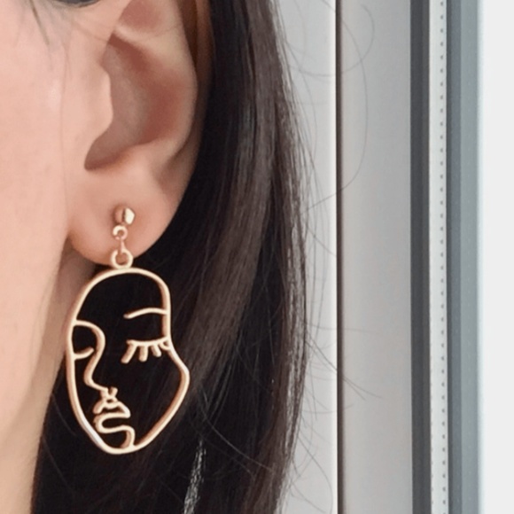 NWT Gold Hollow Women's Face Earrings - Picture 2 of 5